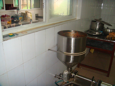 與開(kāi)封俏辣妹調(diào)味食品公司合作，定制辣椒醬自動(dòng)灌裝聯(lián)動(dòng)線